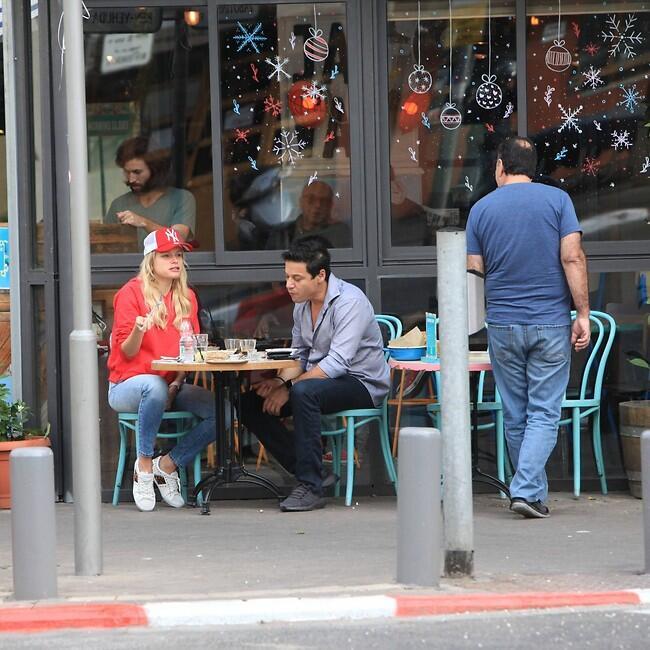 חלליות או לא להיות. רמי פורטיס ברקע (צילום: מוטי לבטון) חלליות או לא להיות. רמי פורטיס ברקע