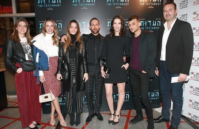 כל הגאנג. שמעון גרשון, אסי עזר, יעל גולדמן, אורי פפר, רותם סלע, מלי לוי ולירון ויצמן (צילום: ענת מוסברג) כל הגאנג. שמעון גרשון, אסי עזר, יעל גולדמן, אורי פפר, רותם סלע, מלי לוי ולירון ויצמן