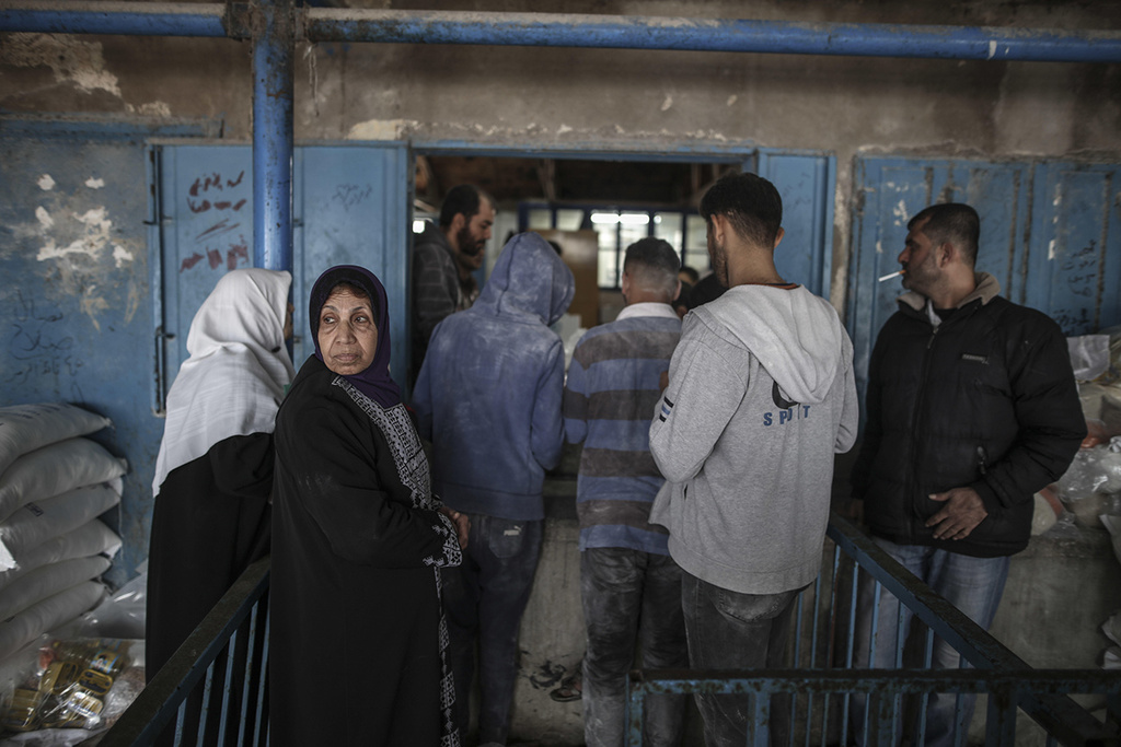Palestinians in Gaza waiting to collect UNRWA food supplies 