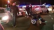 מפגין חוסם רכבים סמוך לנתב"ג