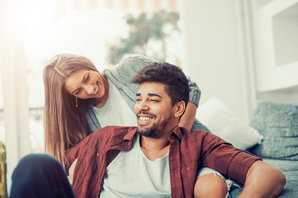 מאמי, אז עוברים לגור ביחד? (צילום: Shutterstock) מאמי, אז עוברים לגור ביחד?