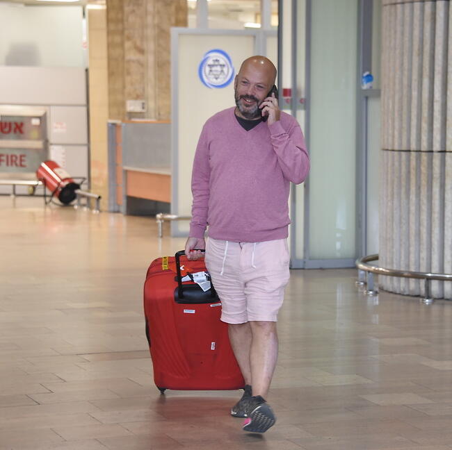 שמח וטוב לבב. יונתן רושפלד חוזר מחייך לישראל (צילום: יאיר שגיא) שמח וטוב לבב. יונתן רושפלד חוזר מחייך לישראל