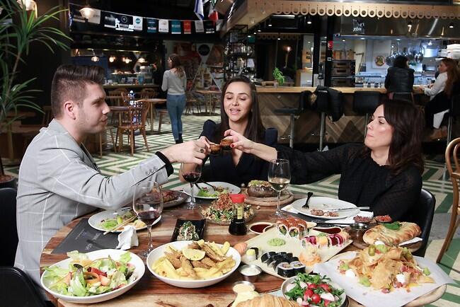 לזה אנחנו קוראים לפתוח שולחן (צילום: ענת מוסברג) לזה אנחנו קוראים לפתוח שולחן