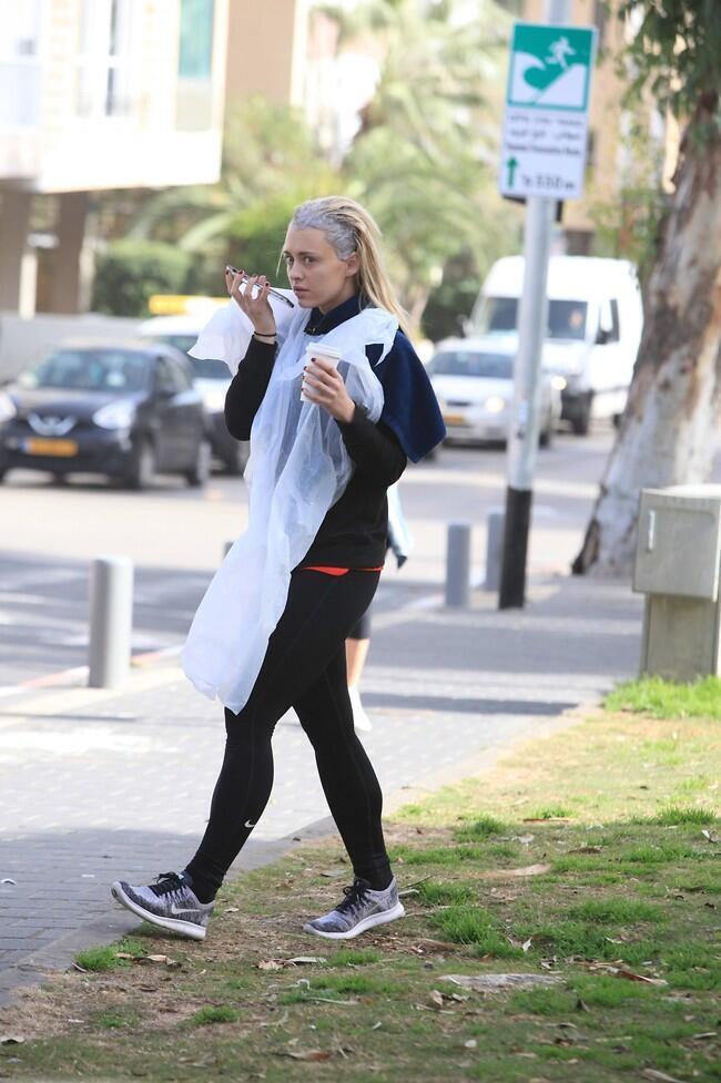 חוזרת לשורשים. לי לוי נתפסה על חם