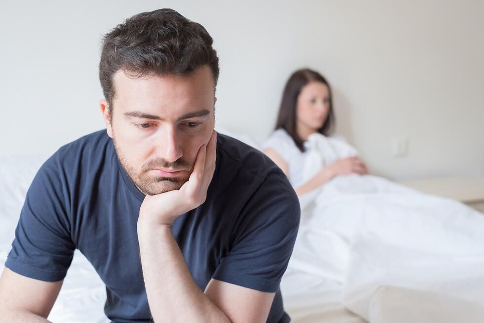 להעיר או לא להעיר? זאת השאלה (צילום: Shutterstock) להעיר או לא להעיר? זאת השאלה