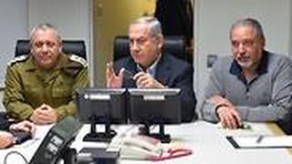 נתניהו עם שר הביטחון והרמטכ"ל, אתמול בקריה 