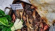 ירון קסטנבוים מכין נתח אונטר ריב בתנור