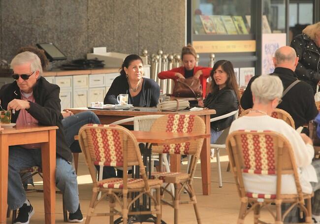 בין כל האנשים. חן אמסלם (צילום: מוטי לבטון) בין כל האנשים. חן אמסלם