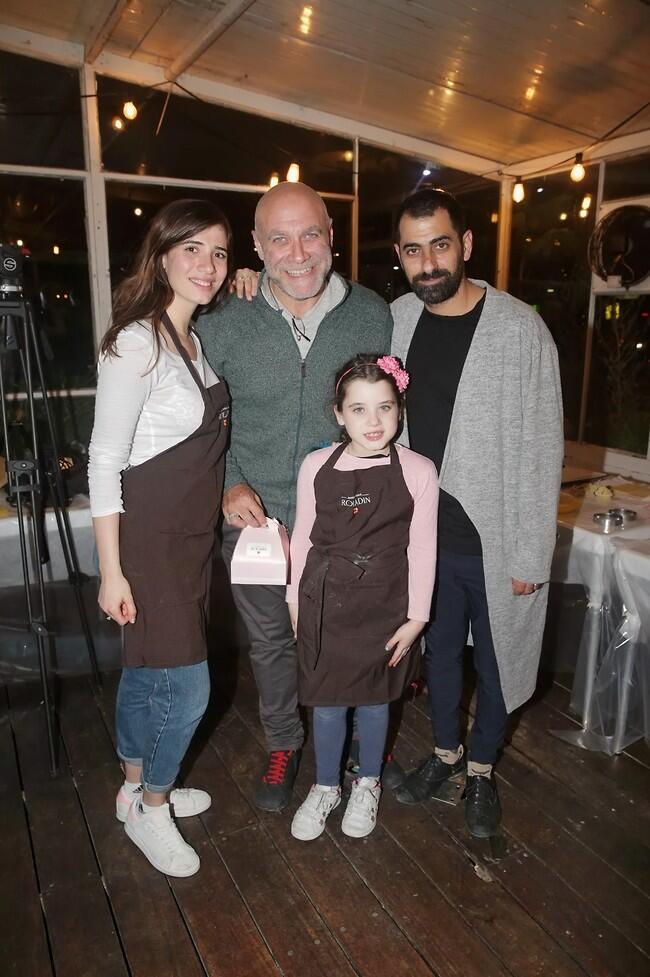 באו לשמח. אסי ישראלוף, חן אמסלם ודביר בנדק עם בתו