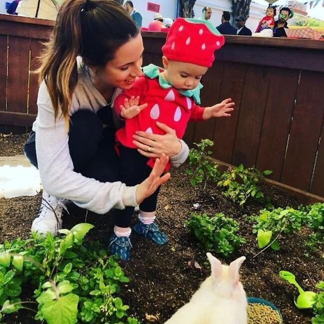 עם הבת צ'ארלי (צילום מסך: אינסטגרם) עם הבת צ'ארלי