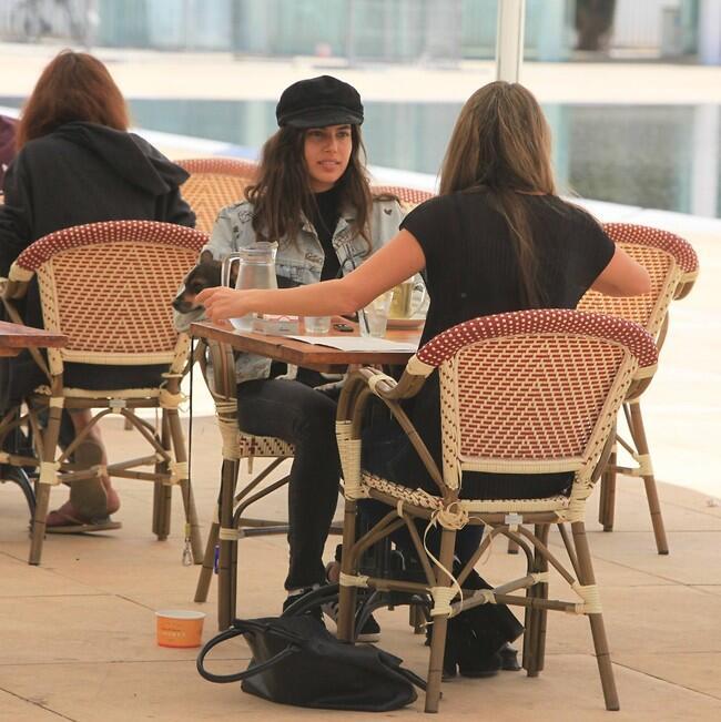 מבלה ליד הבית. שלומית מלכה (צילום: מוטי לבטון) מבלה ליד הבית. שלומית מלכה