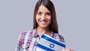 אישה עם דגל ישראל