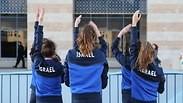 נבחרת השחייה האמנותית מפגינה בכיכר ספרא
