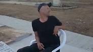 אריאל שטסמן ליד קברה של תמר אריאל