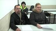 כיתה, תלמידים יושבים ומישהי עומדת ליד אחד מהם ומראה לו משהו על הלוח