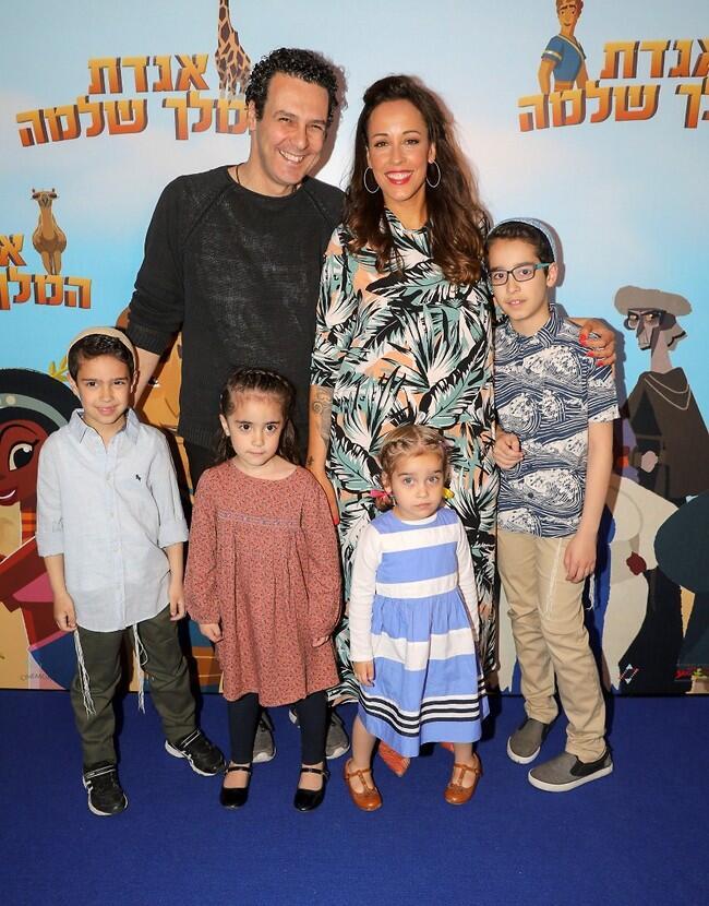 טפו אפו. עודד מנשה ועדן הראל עם הילדים אוריה, ישי, אביגיל ותמר