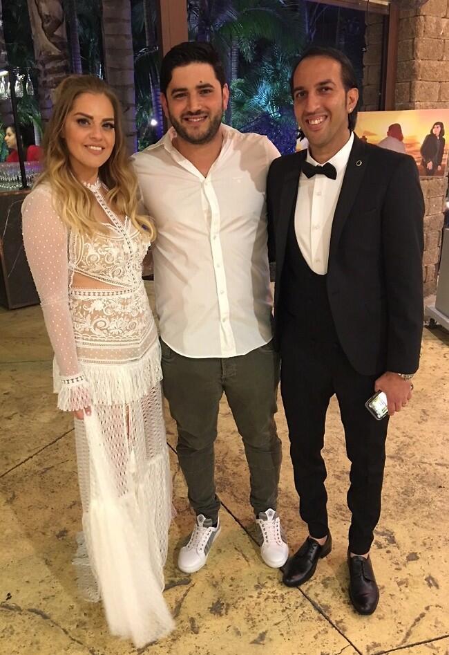 מזל טוב. אליקו ומיטל עם קובי בוקרה בעלי אולמי "טרויה" (צילום: פריים טיים) מזל טוב. אליקו ומיטל עם קובי בוקרה בעלי אולמי "טרויה"