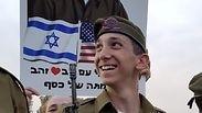 תמונות של טלפון וקבלות לטענות של חייל בודד שקנסו אותו במכס