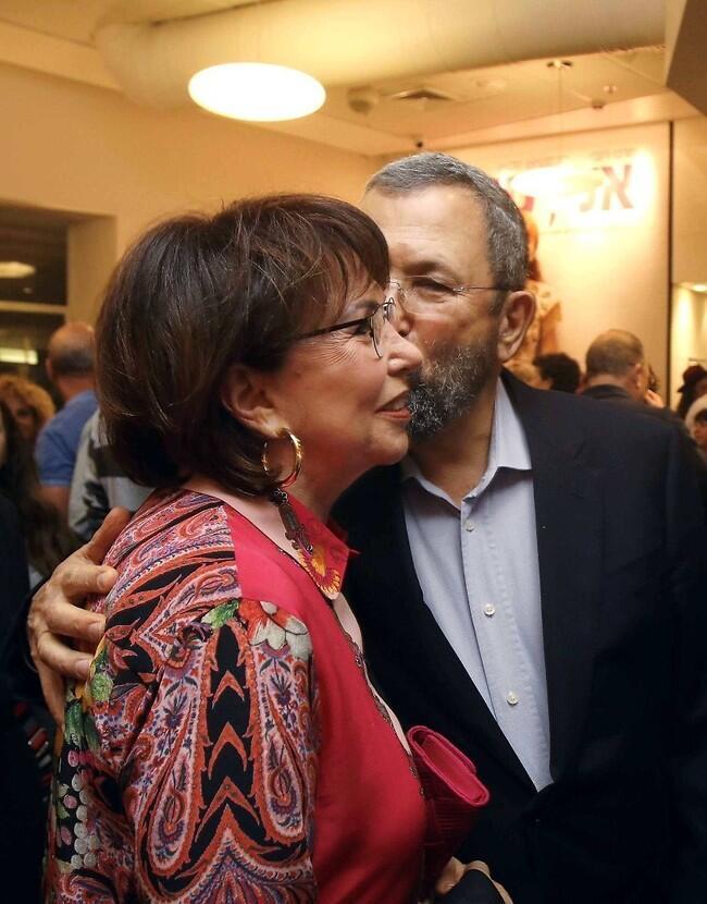 נשיקה למצלמות (צילום: אמיר מאירי) נשיקה למצלמות