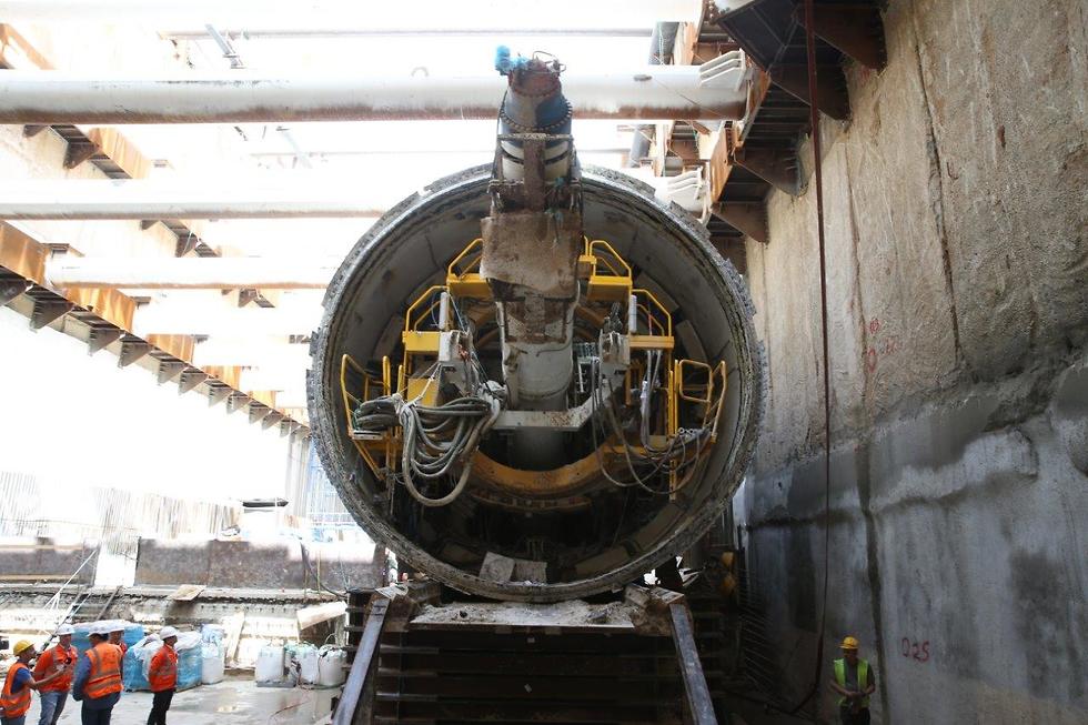 עבודות בפיר הרכבת הקלה (צילום: מוטי קמחי) עבודות בפיר הרכבת הקלה