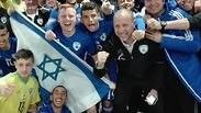 השחקנים חוגגים