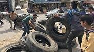 פעילים פלסטינים עם צמיגים בעזה