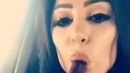 אישה מלקקת קרטיב