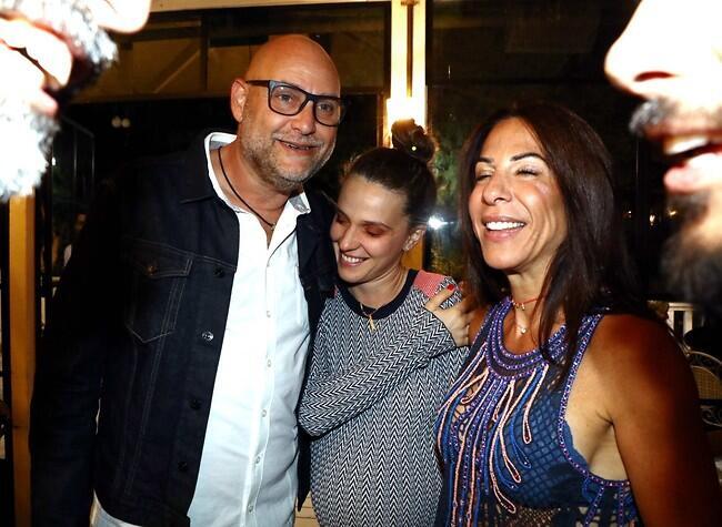 ספרו לנו שגם נצחק. צביקה הדר ואשתו ליאת עם יאנה יוסף