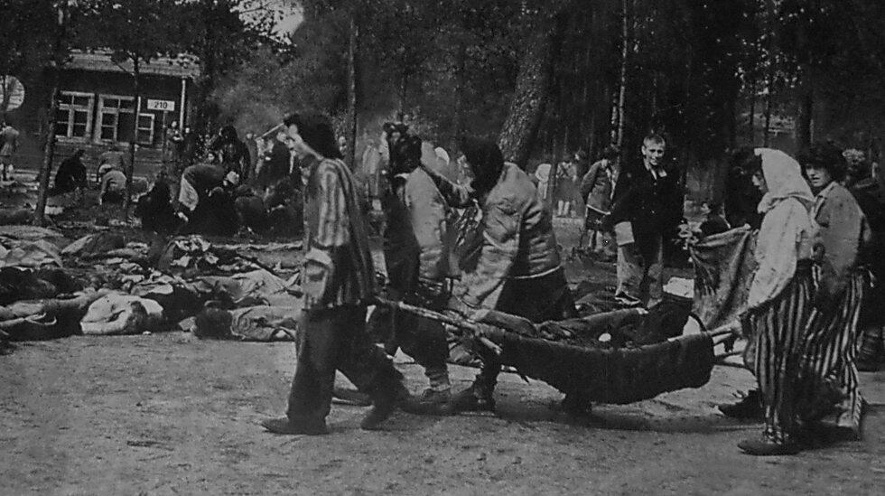 פינוי גופות בברגן בלזן ליד ביתן 210 שבו השתכנו העצורים מלוב