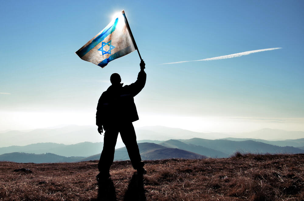 צילום: shutterstock היינו פה: הנפת ותקיעת דגל על פסגת ההר