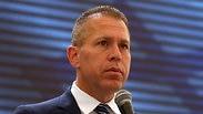גלעד ארדן הרמת כוסית לתא כתבי המשטרה