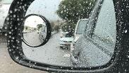 טיפות גשם על חלון מכונית