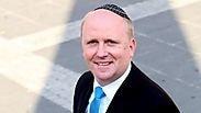 סגן ראש עיריית פרנקפורט, אווה בקר, עם כיפה