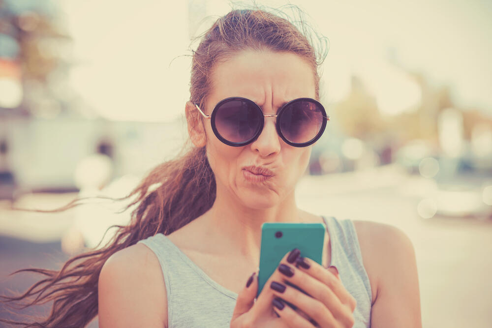 אישה שולחת SMS