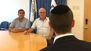 אורי אריאל ושר שלום ג'רבי עם המועמד למוסד צ חרדים 