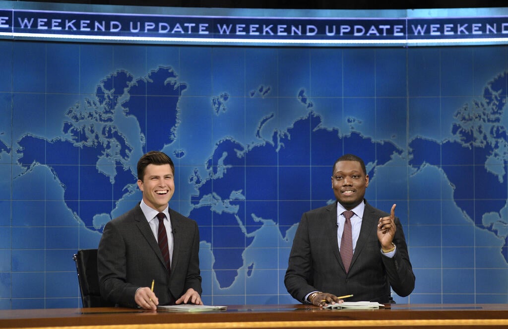 Michael Che and Colin Jost (Photo: AP) מייקל צ'ה וקולין ג'וסט