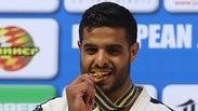 שגיא מוקי על הפודיום אחרי מדליית הזהב