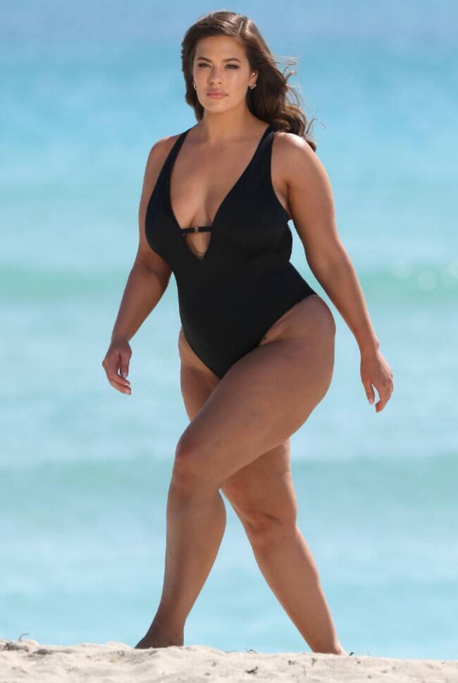 יש לך לייק גם מאיתנו (צילום: Swimsuits for All) יש לך לייק גם מאיתנו