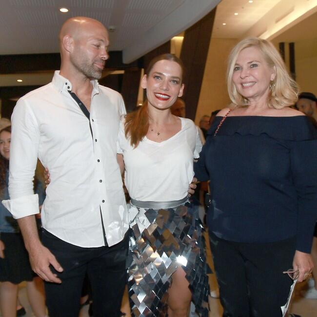 משפחה מפרגנת. דנה פרידר עם בעלה דין שטרן ואמו רונית (צילום: ענת מוסברג) משפחה מפרגנת. דנה פרידר עם בעלה דין שטרן ואמו רונית