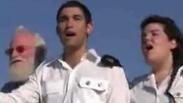 נטע ברזילי מופיעה עם יורם טהרלב במהלך השירות הצבאי שלה