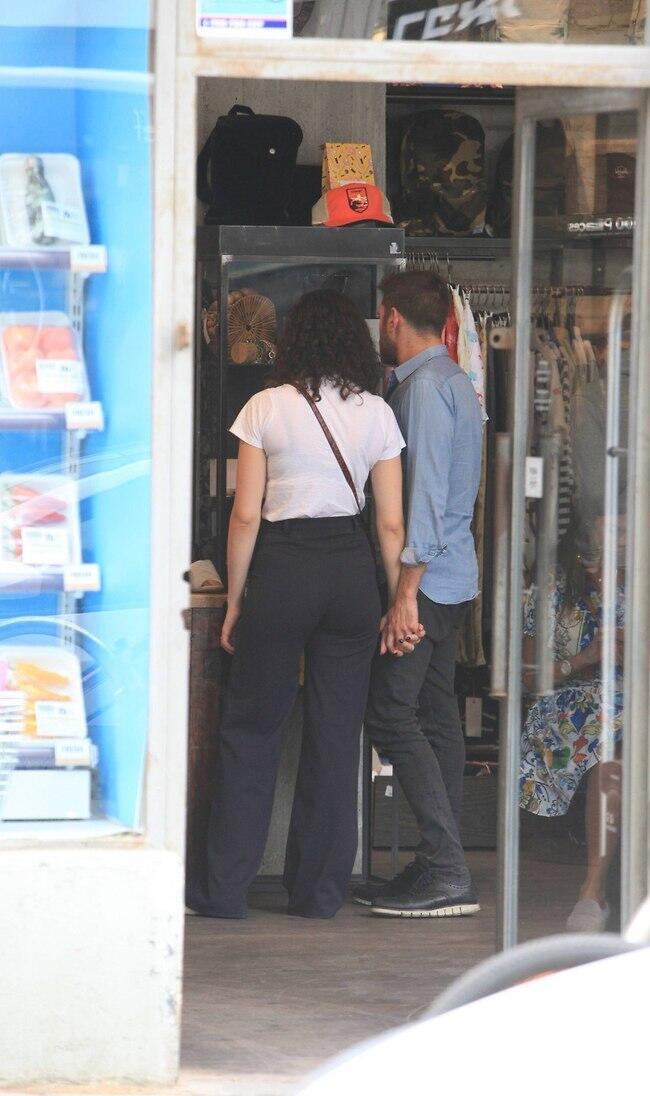 את לא אמורה לבחור שמלת כלה?