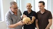  משמאל לימין: פרופ' זיסו, ד"ר נגר וד"ר כהן עם הגולגולת