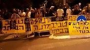 אוהדי בית"ר מפגינים נגד אלי טביב