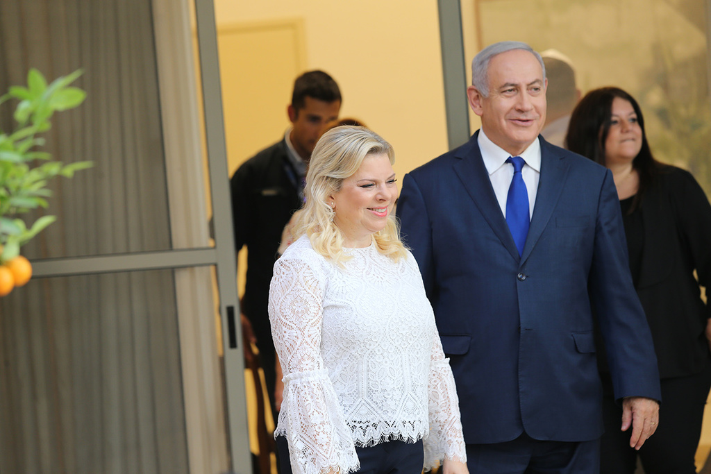 הזוג נתניהו במעון ראש הממשלה. בנט לא יעבור? (צילום: אלכס קולומויסקי) אירוח מפגש חוג התנ"ך במעון ראש הממשלה