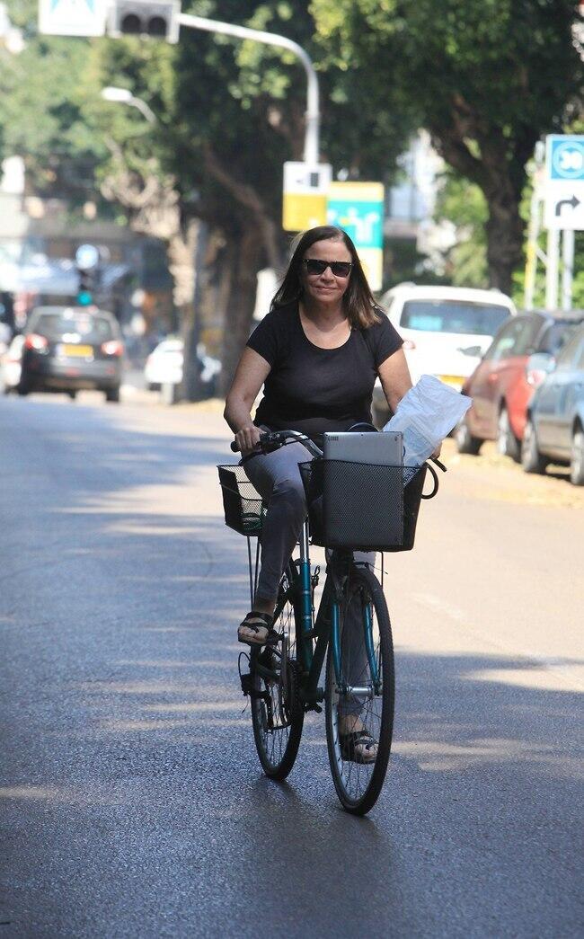 הלפטופ בסלסלה, היא מסודרת (צילום: מוטי לבטון) הלפטופ בסלסלה, היא מסודרת