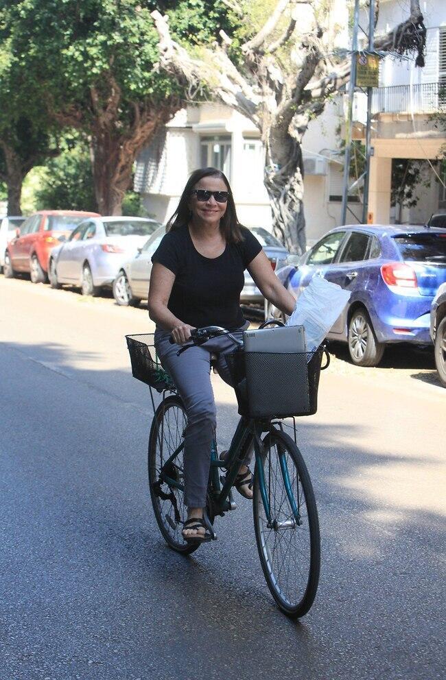 איך היא מבסוטית (צילום: מוטי לבטון) איך היא מבסוטית
