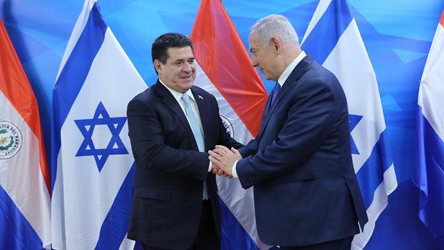 נתניהו והנשיא לשעבר קארטס ב-2018. חנכו את השגרירות הקודמת (צילום: אלכס קולומויסקי) נתניהו והנשיא לשעבר קארטס ב-2018. חנכו את השגרירות הקודמת