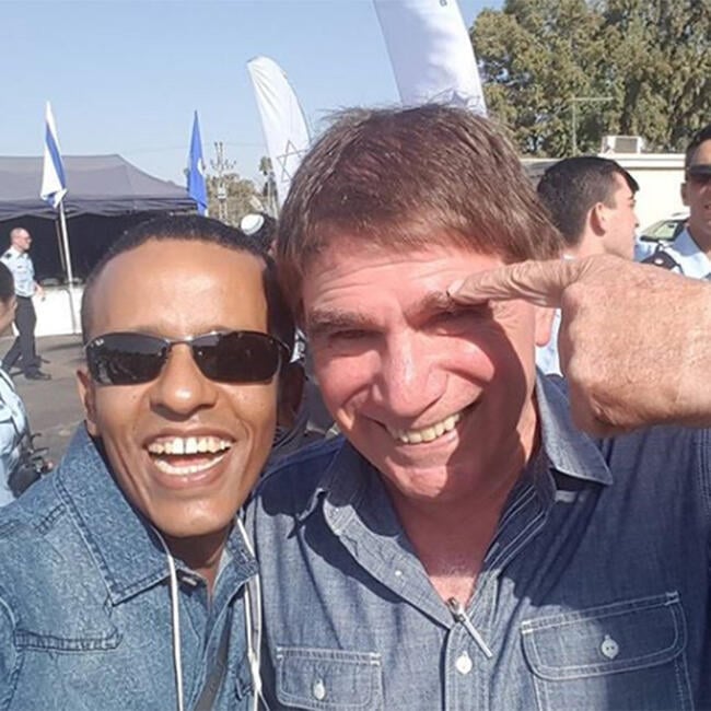 הכי טוב, עם יד על הגבה. ברהנו טגניה ומשה נוסבאום
