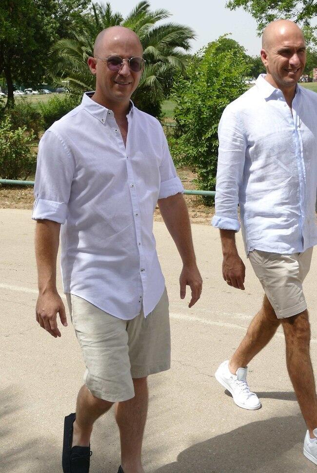 בקיץ הזה תלבשו לבן. אסי כהן וערן זרחוביץ' (צילום: אמיר מאירי) בקיץ הזה תלבשו לבן. אסי כהן וערן זרחוביץ'