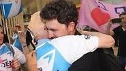 גיא דגיב מתקבל על ידי האוהדים בארץ